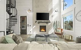 New Hgtv Cabin: Hot Tub Bbq Firepit Sleeps 10
